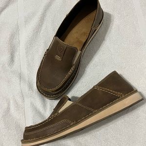 ARIAT 8.5 gently used for standing / photo shot - three hours
